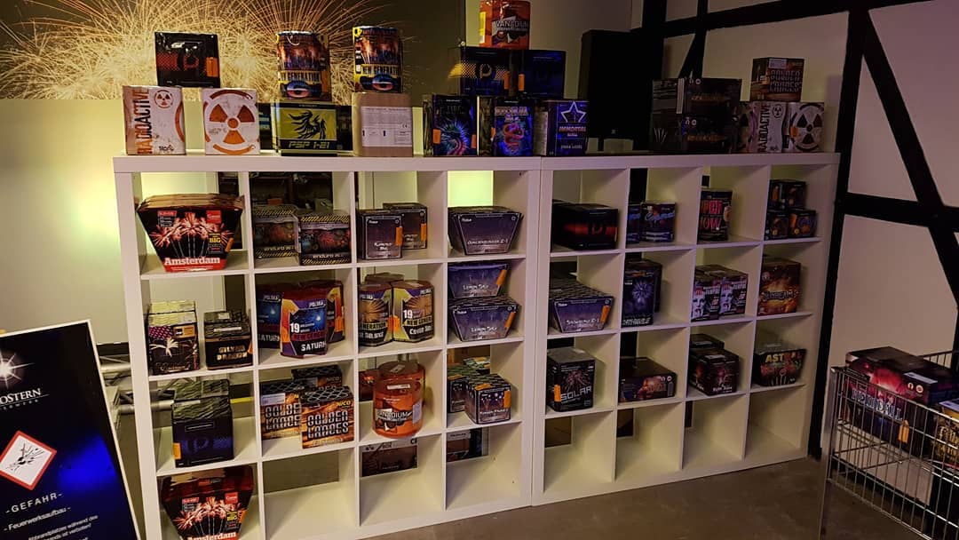 Ein Bild das einen gut sortierten Pyro shop zeigt