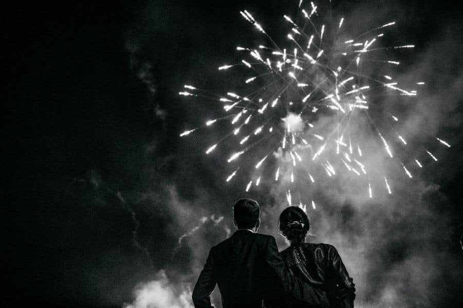 ein Hochzeitspaar dass ihr Musikfeuerwerk bestaunt