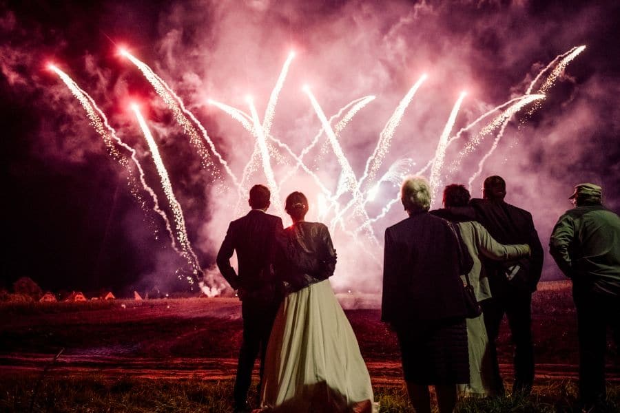 eine Hochzeitsgesellschaft die das Hochzeitsfeuerwerk bestaunt