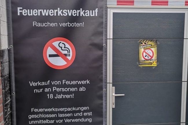 Ein Bild das den Eingang zu einem Feuerwerksverkauf zeigt
