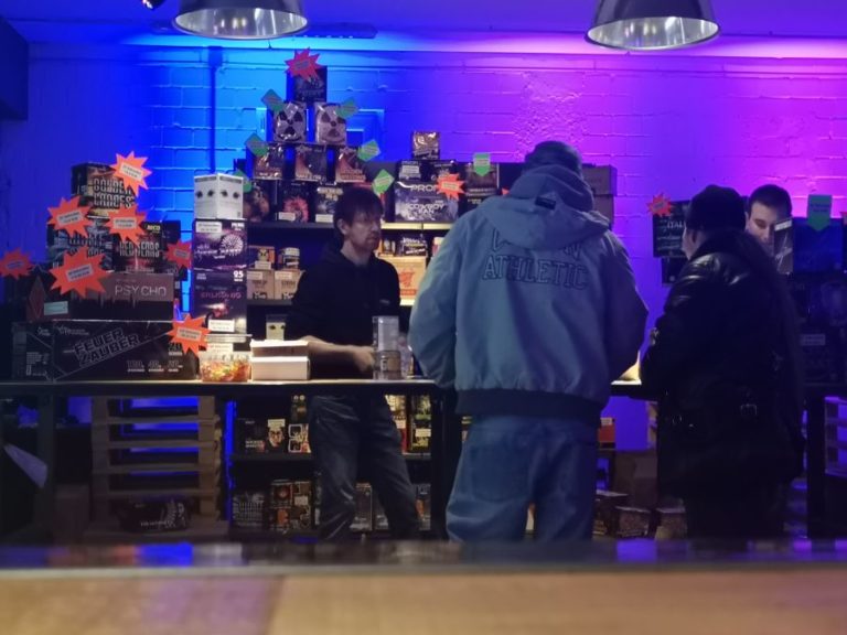 Ein Bild das Kunden in einem Feuerwerksverkauf zeigt