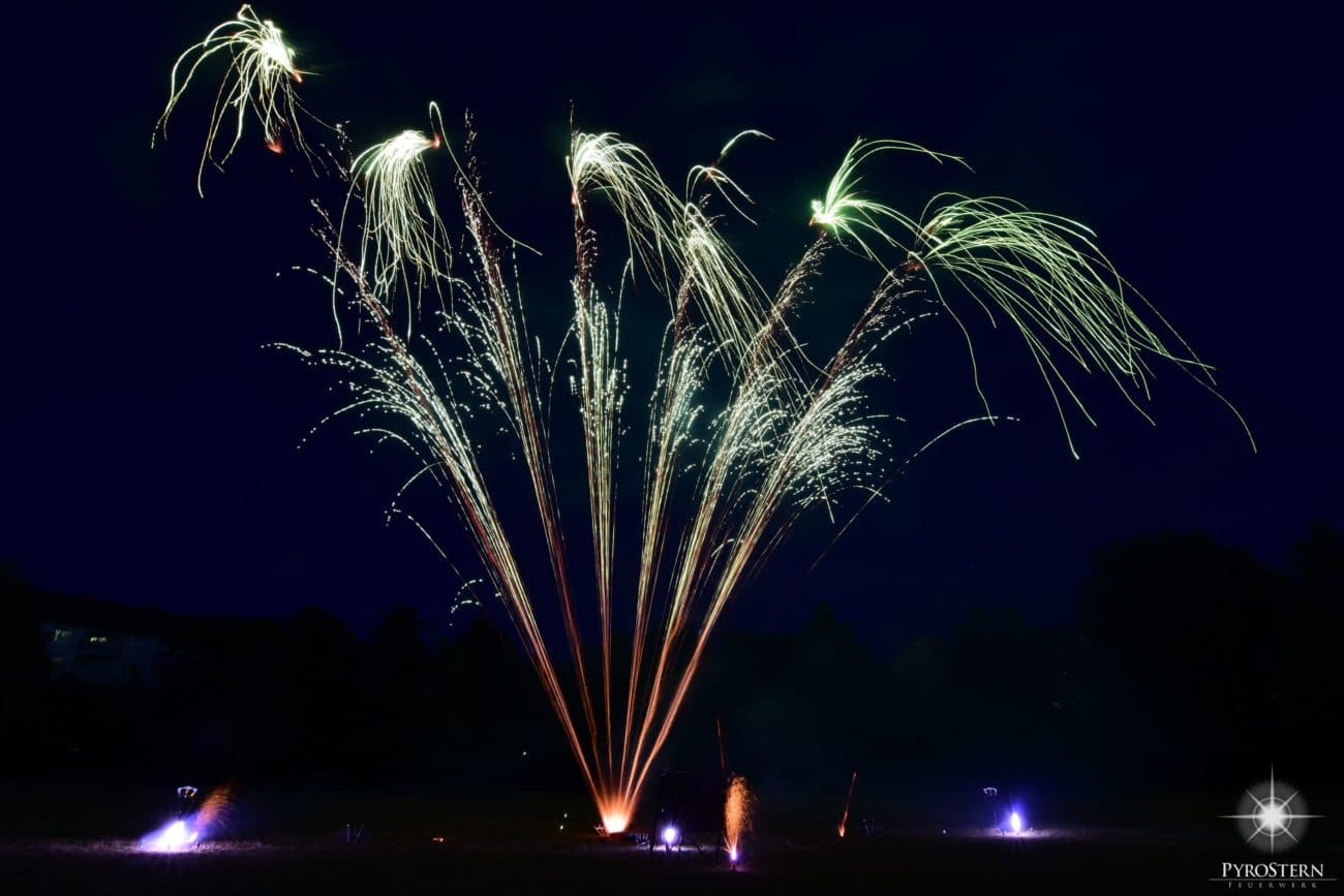 Feuerwerk in verschiedenen Farben und romantischer Anordnung