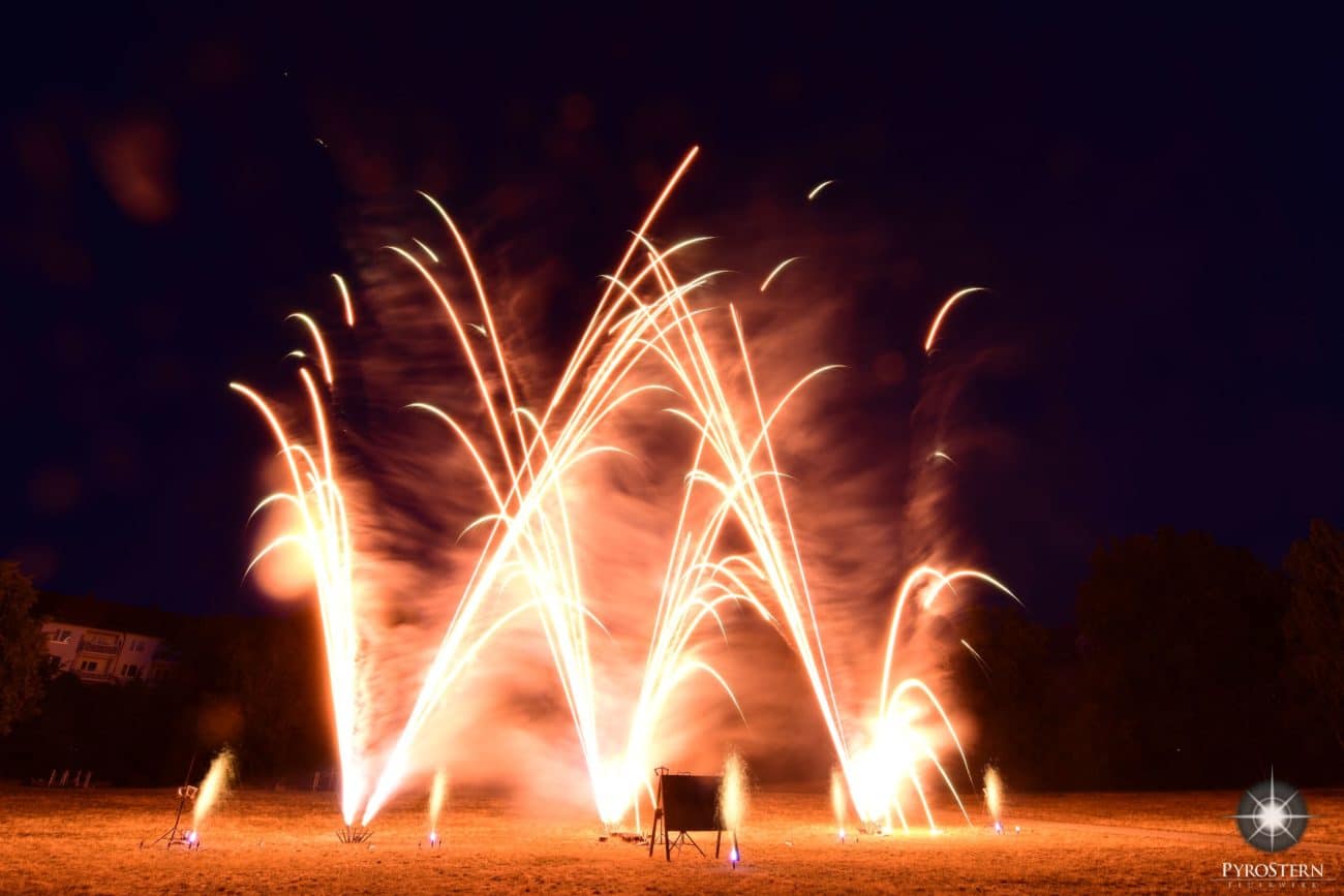 Feuerwerk aus goldgelb tanzenden Sternen