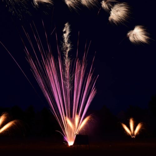 Vulkanfächer zeigen ein romatisches Feuerwerk