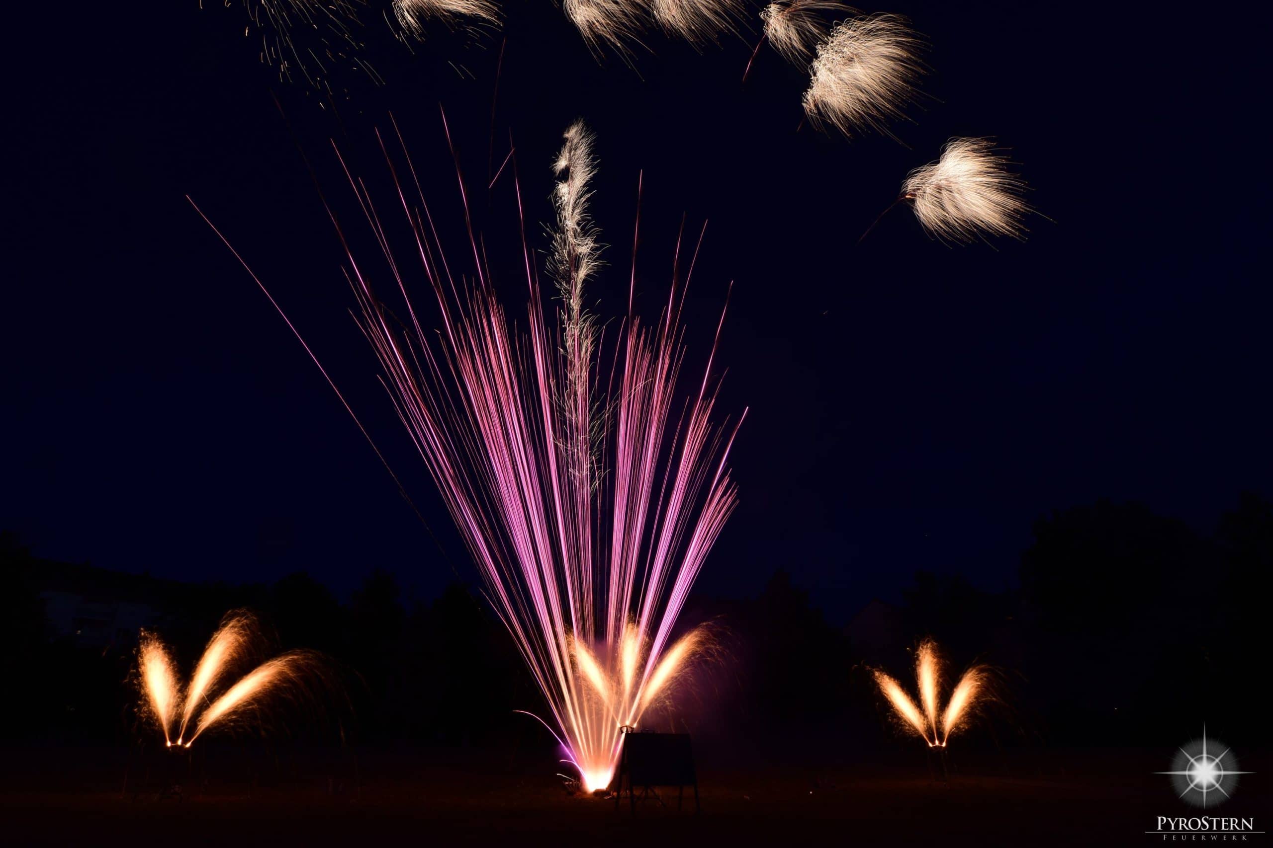 Vulkanfächer zeigen ein romatisches Feuerwerk