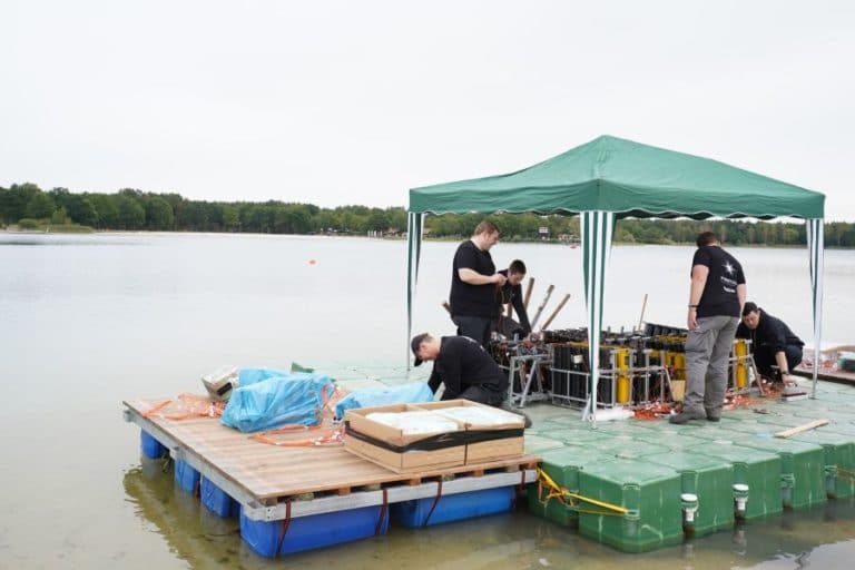 Ein fast fertiger Ponton für das Musikfeuerwerk auf dem Tankumsee