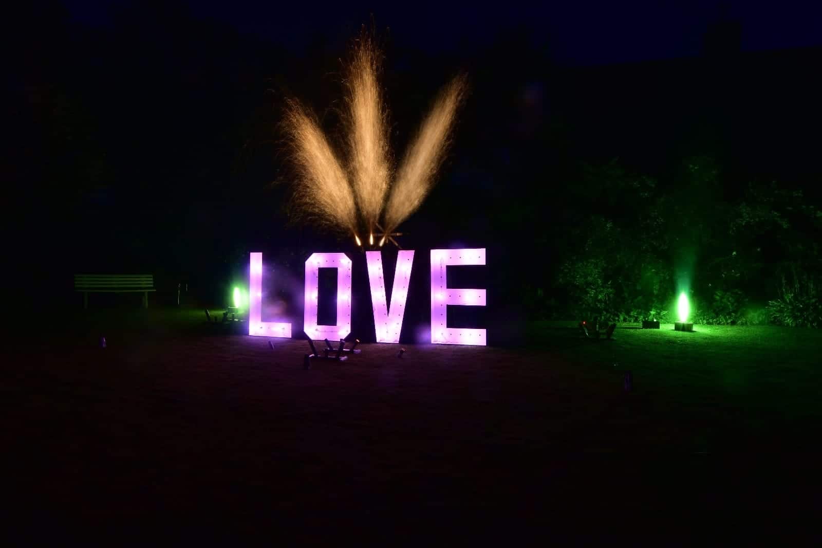 Ein Feuerwerks Lichtbild dass die Buchstaben LOVE zeigt