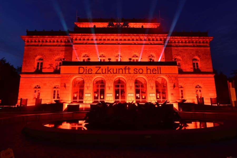 Night of Light 2021 mit dem Staatstheater Braunschweig. Beleuchtet mit satt roten Bengalfackeln