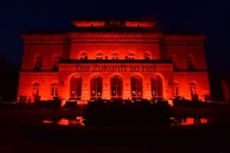 Staatstheater Braunschweig wird mit Bengalos rot beleuchtet