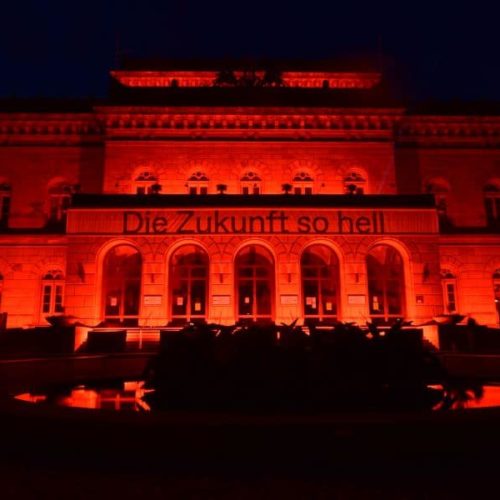 Staatstheater Braunschweig wird mit Bengalos rot beleuchtet