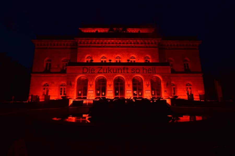 Staatstheater Braunschweig - Night of Light mit roten Bengalfackeln