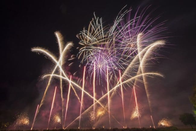 zu sehen ist ein buntes großes Feuerwerk