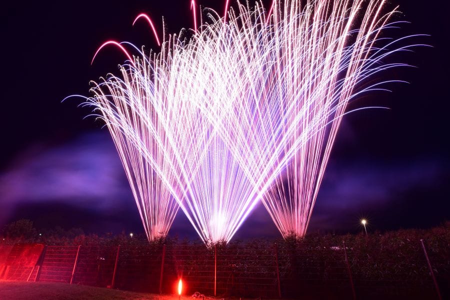 es wird ein buntes Feuerwerk gezeigt