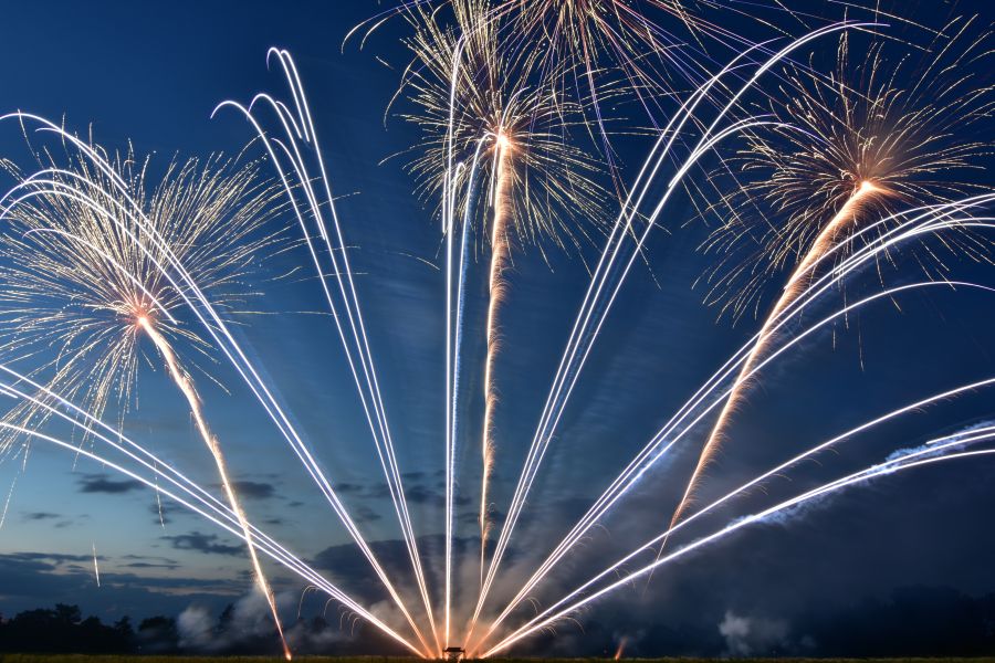 kometenfächer mit aufsteigendem feuerwerk